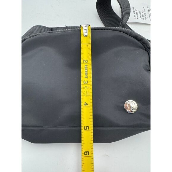 NWT Lululemon Women's Casual Belt Bag Nylon Black - Picture 4 of 7